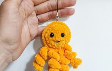 crochet-jellyfish-keychain-free-pattern