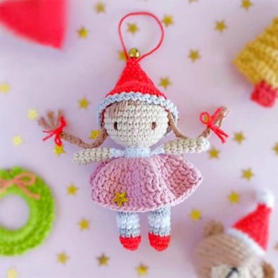 little-christmas-elf-crochet-keychain-free-amigurumi-pattern