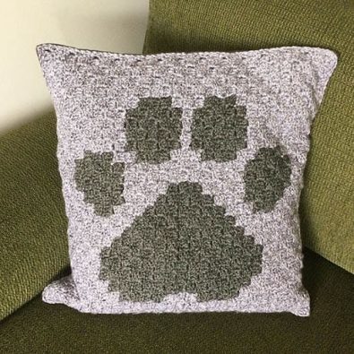 cat-paw-crochet-heart-pillow-free-pattern