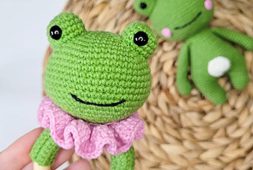 crochet-frog-baby-rattle-free-pdf-pattern