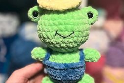 free-crochet-frog-in-overalls-pattern