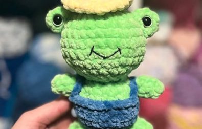free-crochet-frog-in-overalls-pattern