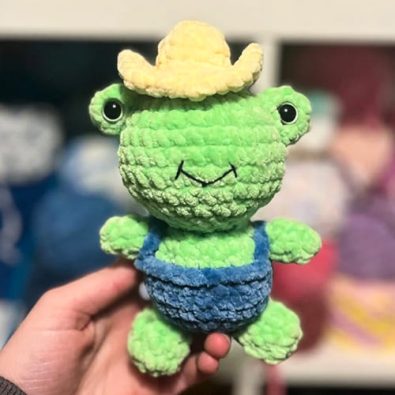 free-crochet-frog-in-overalls-pattern