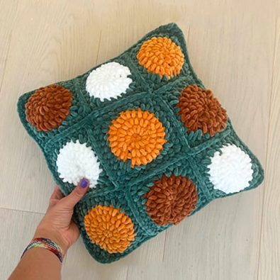 polka-dot-free-crochet-pillow-pattern
