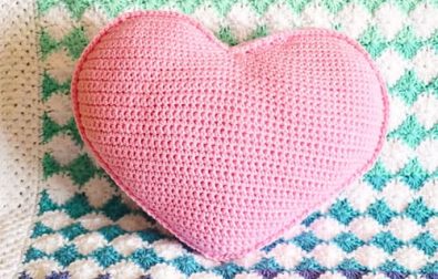 valentines-day-gift-free-heart-pillow-crochet-pattern