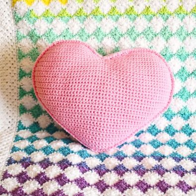 valentines-day-gift-free-heart-pillow-crochet-pattern