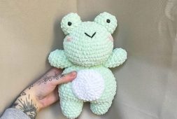 plush-crochet-frog-free-amigurumi-pdf-pattern
