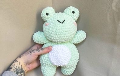 plush-crochet-frog-free-amigurumi-pdf-pattern