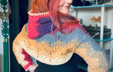 amazing-free-crop-hoodie-crochet-pattern