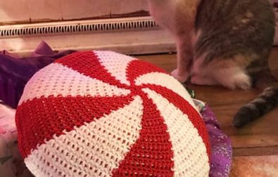 candy-crochet-circle-pillow-free-pattern