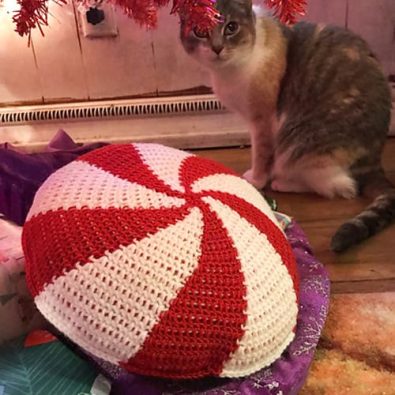 candy-crochet-circle-pillow-free-pattern