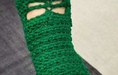 dragonfly-pattern-free-crochet-yoga-socks