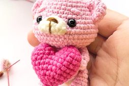 valentines-day-free-crochet-bear-keychain-pdf-pattern
