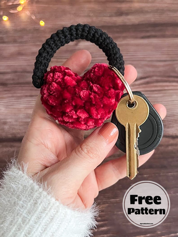 crochet heart keychain (2)