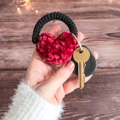 crochet-heart-keychain-free-pattern