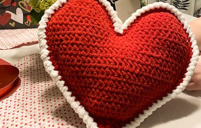 romantic-note-pocket-heart-crochet-pillow-pattern-free