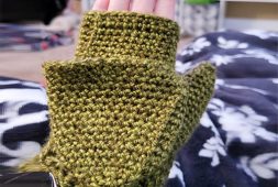 free-crochet-pattern-for-fingerless-gloves-with-flap