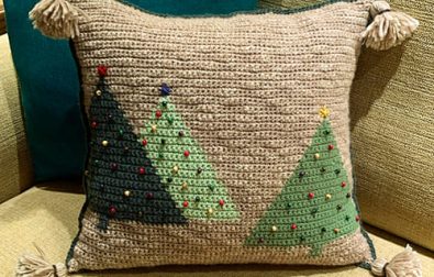 modern-free-christmas-tree-pillow-crochet-pattern