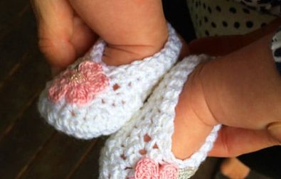 pink-daisy-baby-booties-crochet-pattern-free-pdf