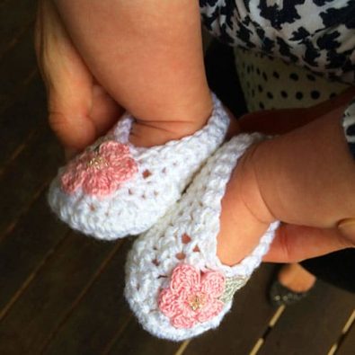 pink-daisy-baby-booties-crochet-pattern-free-pdf
