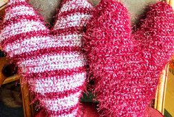 small-crochet-heart-pillow-pattern-free