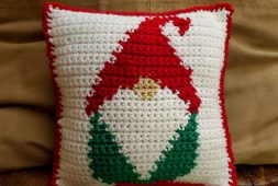 gnome-free-crochet-christmas-pillow-pattern