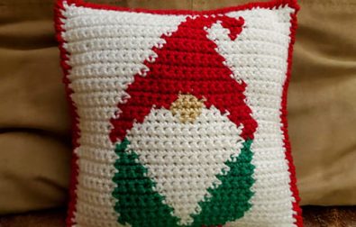 gnome-free-crochet-christmas-pillow-pattern