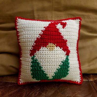 gnome-free-crochet-christmas-pillow-pattern
