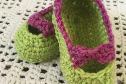 little-bow-tie-free-crochet-pattern-baby-booties