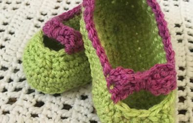 little-bow-tie-free-crochet-pattern-baby-booties
