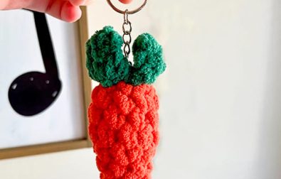 mini-crochet-carrot-keychain-free-pattern