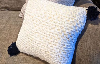 pompom-chunky-crochet-pillow-pattern-free