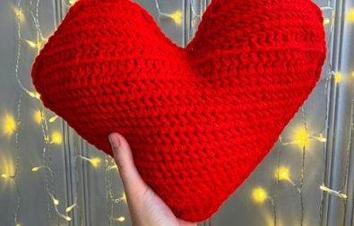 red-free-crochet-pattern-for-heart-pillow